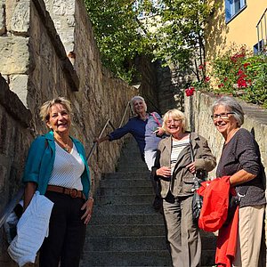 Sängerinnen bei Aufstieg auf den Münzenberg