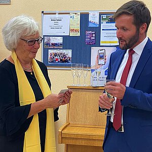 Übergabe einer Spende durch Taubachs Ortsteilbürgermeister Thoralf Canis