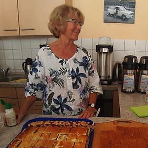 Kuchenbuffet einer Geburtstagsrunde im Vereinsraum